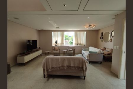 Casa à venda com 311m², 4 quartos e 4 vagasSala