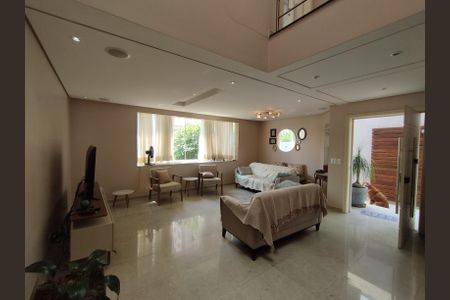 Casa à venda com 311m², 4 quartos e 4 vagasSala