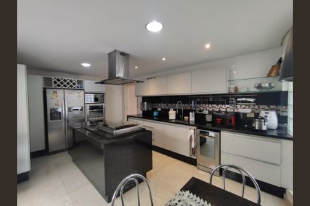 Casa à venda com 311m², 4 quartos e 4 vagasCozinha - Armários