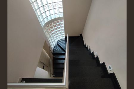 Casa à venda com 311m², 4 quartos e 4 vagasEscada para as Suítes