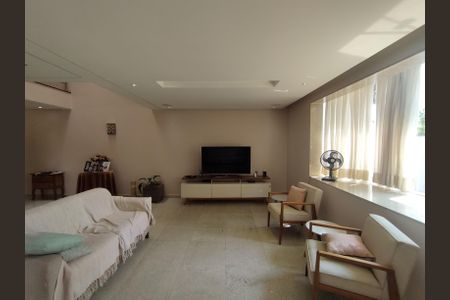 Casa à venda com 311m², 4 quartos e 4 vagasSala