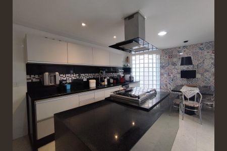 Casa à venda com 311m², 4 quartos e 4 vagasCozinha - Armários