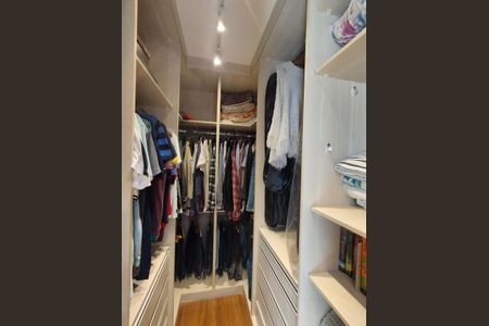 Casa à venda com 311m², 4 quartos e 4 vagasCloset da suíte