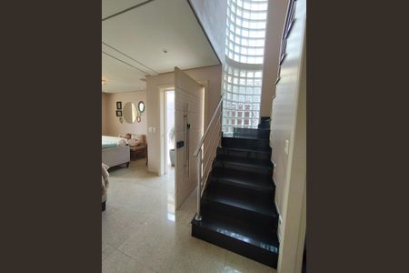 Casa à venda com 311m², 4 quartos e 4 vagasSala