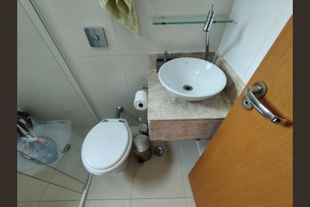 Casa à venda com 311m², 4 quartos e 4 vagasBanheiro de serviço