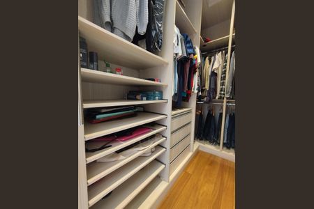 Casa à venda com 311m², 4 quartos e 4 vagasCloset da suíte