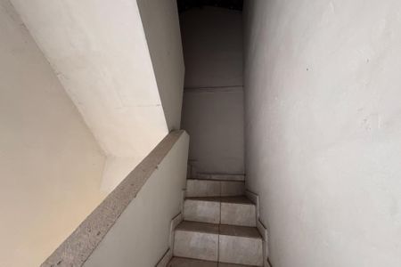 Casa para alugar com 71m², 2 quartos e 2 vagasEscada