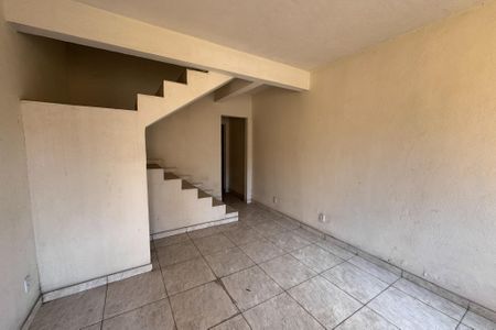 Casa para alugar com 71m², 2 quartos e 2 vagasSala