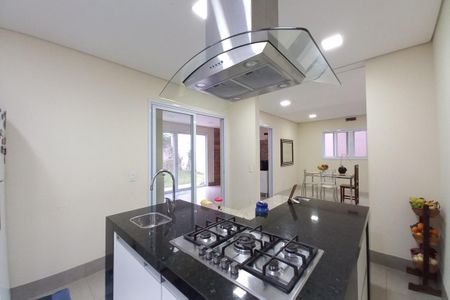 Casa de condomínio para alugar com 323m², 4 quartos e 4 vagasCozinha