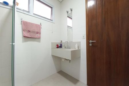 Casa de condomínio para alugar com 323m², 4 quartos e 4 vagasBanheiro da Suíte 1