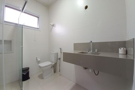Casa de condomínio para alugar com 323m², 4 quartos e 4 vagasBanheiro da Suíte 4
