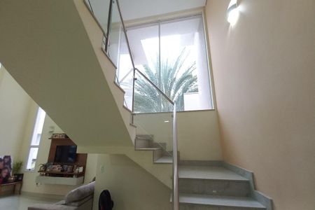 Casa de condomínio para alugar com 323m², 4 quartos e 4 vagasEscada