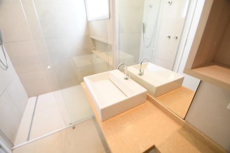 Casa de condomínio à venda com 156m², 2 quartos e 4 vagasBanheiro Suíte 1