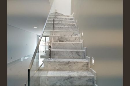 Casa à venda com 245m², 3 quartos e 5 vagasEscada