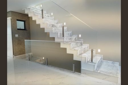 Casa à venda com 245m², 3 quartos e 5 vagasEscada