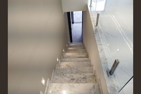 Casa à venda com 245m², 3 quartos e 5 vagasEscada