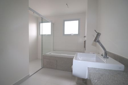 Apartamento à venda com 185m², 4 quartos e 3 vagasBanheiro da Suíte 1