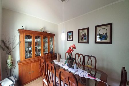 Casa à venda com 264m², 4 quartos e 2 vagas Casa à venda com 264m², 4 quartos e 2 vagasSala de Jantar