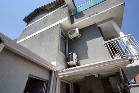 Casa de condomínio à venda com 132m², 3 quartos e 1 vaga Casa de condomínio à venda com 132m², 3 quartos e 1 vagaFachada