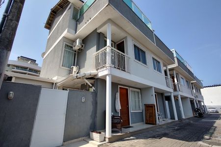 Casa de condomínio à venda com 132m², 3 quartos e 1 vaga Casa de condomínio à venda com 132m², 3 quartos e 1 vagaFachada