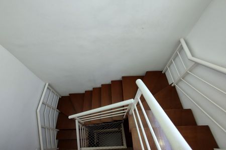 Casa de condomínio à venda com 132m², 3 quartos e 1 vaga Casa de condomínio à venda com 132m², 3 quartos e 1 vagaEscada