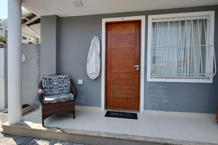 Casa de condomínio à venda com 132m², 3 quartos e 1 vaga Casa de condomínio à venda com 132m², 3 quartos e 1 vagaFachada