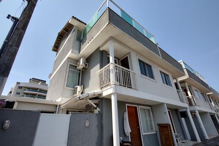 Casa de condomínio à venda com 132m², 3 quartos e 1 vaga Casa de condomínio à venda com 132m², 3 quartos e 1 vagaFachada