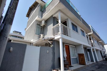 Casa de condomínio à venda com 132m², 3 quartos e 1 vaga Casa de condomínio à venda com 132m², 3 quartos e 1 vagaFachada