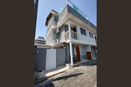 Casa de condomínio à venda com 132m², 3 quartos e 1 vagaFachada