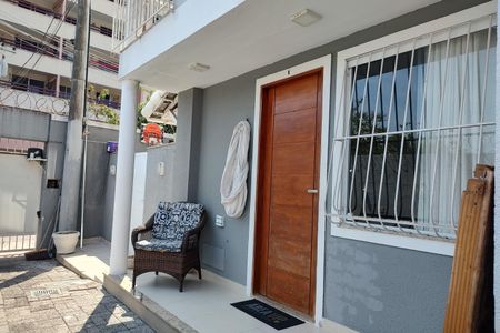 Casa de condomínio à venda com 132m², 3 quartos e 1 vaga Casa de condomínio à venda com 132m², 3 quartos e 1 vagaFachada