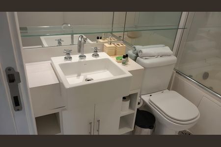 Banheiro Social de apartamento para alugar com 1 quarto, 48m² em Moema, São Paulo