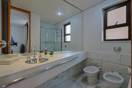 Apartamento à venda com 237m², 2 quartos e 3 vagasBanheiro da Suíte 1