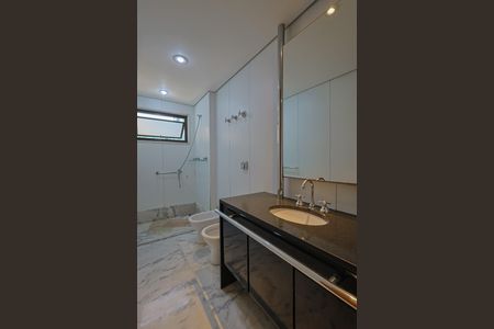 Apartamento à venda com 237m², 2 quartos e 3 vagasBanheiro da Suíte 2