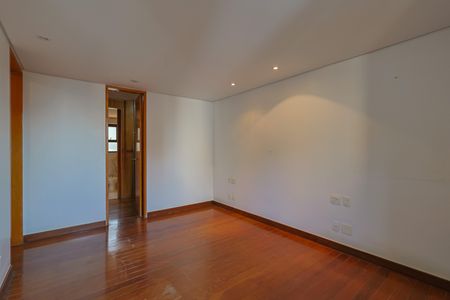 Apartamento à venda com 237m², 2 quartos e 3 vagasSuíte 2