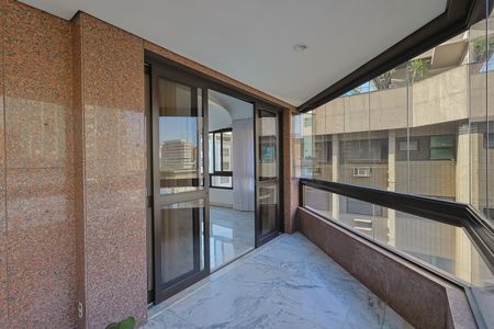 Apartamento à venda com 237m², 2 quartos e 3 vagasVaranda