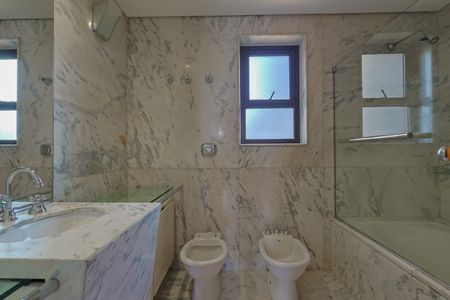 Apartamento à venda com 237m², 2 quartos e 3 vagasBanheiro da Suíte 2