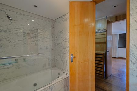 Apartamento à venda com 237m², 2 quartos e 3 vagasBanheiro da Suíte 2