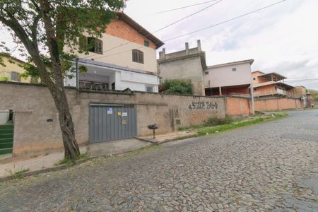 Casa à venda com 100m², 2 quartos e 1 vaga Casa à venda com 100m², 2 quartos e 1 vagaFachada