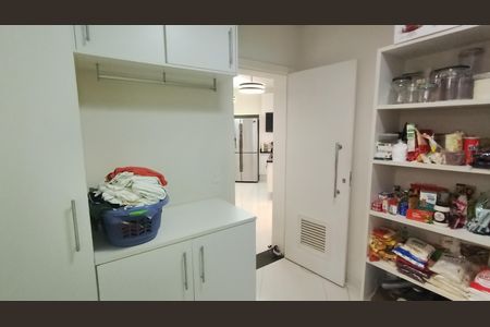 Casa de condomínio para alugar com 525m², 4 quartos e 4 vagas Casa de condomínio para alugar com 525m², 4 quartos e 4 vagasDespensa