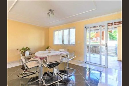 Casa de condomínio à venda com 255m², 3 quartos e 4 vagas