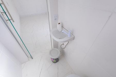 Banheiro Social de kitnet/studio para alugar com 1 quarto, 30m² em Coqueiros, Belo Horizonte