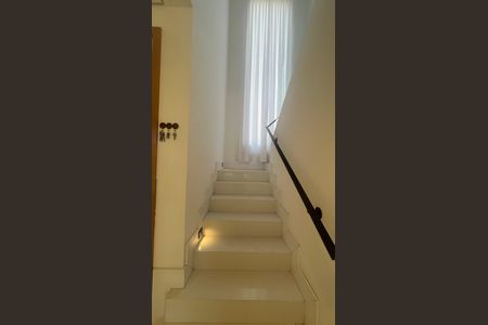 Casa de condomínio à venda com 210m², 3 quartos e 4 vagas Casa de condomínio à venda com 210m², 3 quartos e 4 vagasEscada