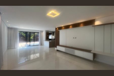 Casa de condomínio à venda com 210m², 3 quartos e 4 vagas Casa de condomínio à venda com 210m², 3 quartos e 4 vagasSala