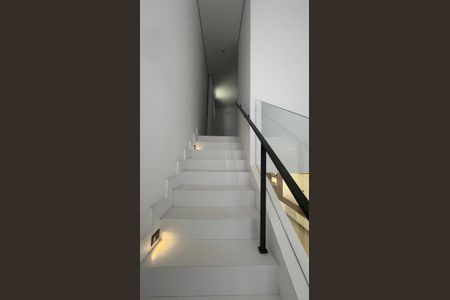 Casa de condomínio à venda com 210m², 3 quartos e 4 vagas Casa de condomínio à venda com 210m², 3 quartos e 4 vagasEscada