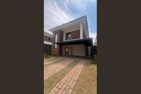 Casa de condomínio à venda com 210m², 3 quartos e 4 vagas Casa de condomínio à venda com 210m², 3 quartos e 4 vagasFachada