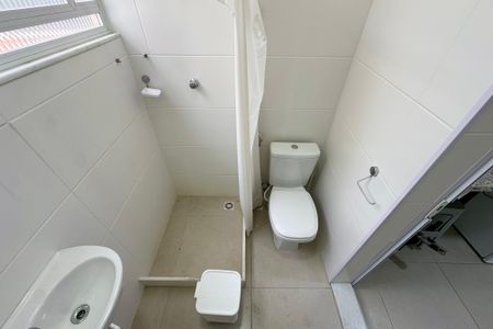 Banheiro de kitnet/studio para alugar com 1 quarto, 27m² em Centro, Rio de Janeiro