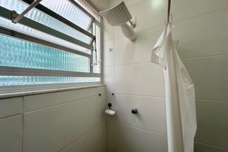 Banheiro de kitnet/studio para alugar com 1 quarto, 27m² em Centro, Rio de Janeiro