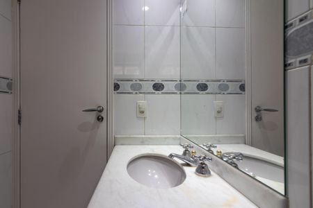 Apartamento à venda com 147m², 4 quartos e 2 vagas Apartamento à venda com 147m², 4 quartos e 2 vagasBanheiro da Suíte 1