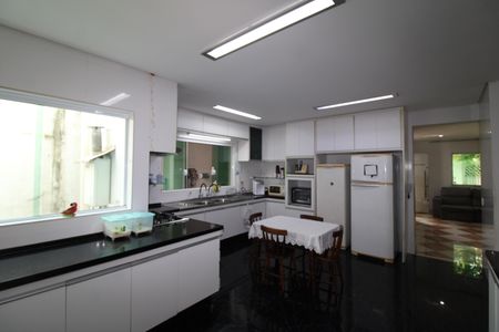 Casa à venda com 512m², 5 quartos e 3 vagasCozinha