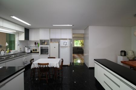 Casa à venda com 512m², 5 quartos e 3 vagasCozinha